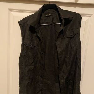 Sleeveless dress shirt